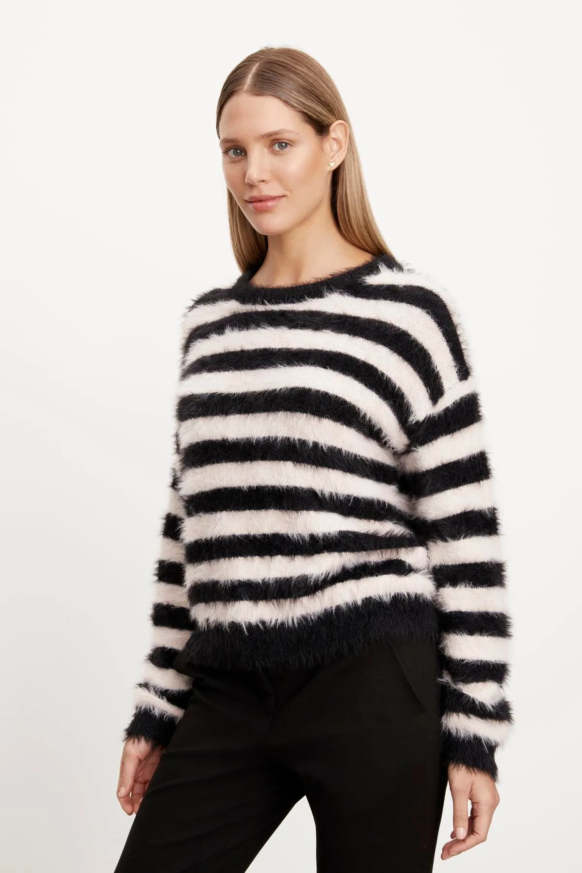 KIMBERLY FEATHER YARN CREW NECK SWEATER