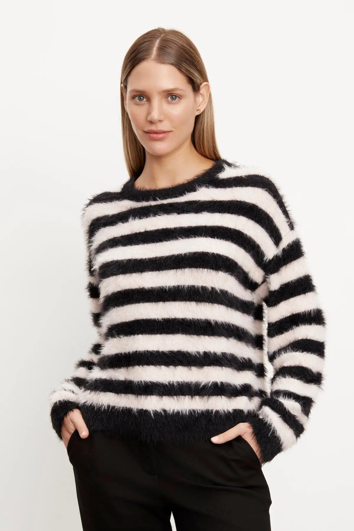 KIMBERLY FEATHER YARN CREW NECK SWEATER